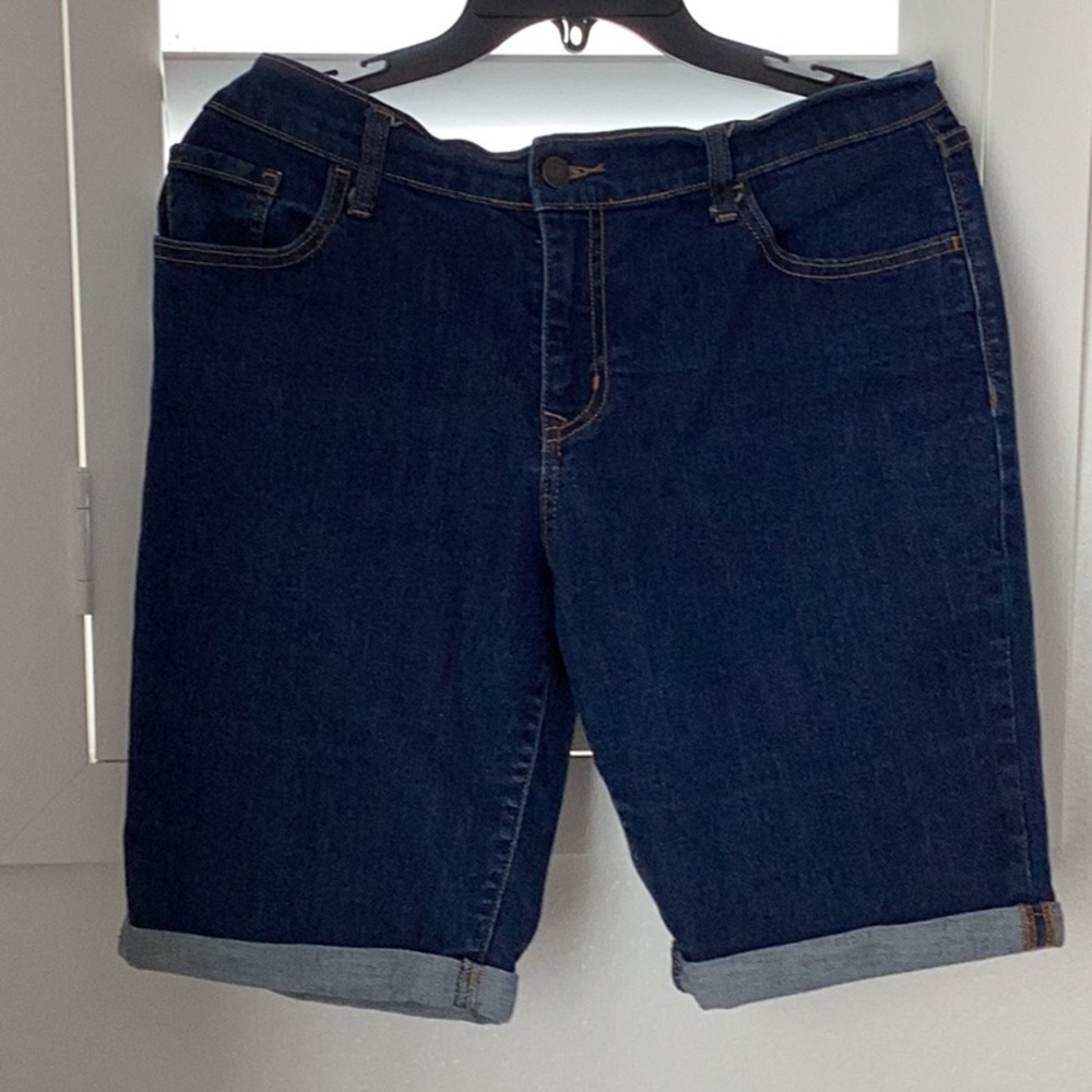 Old Navy Sweetheart Bermuda shorts, Size 12, like new condition.
